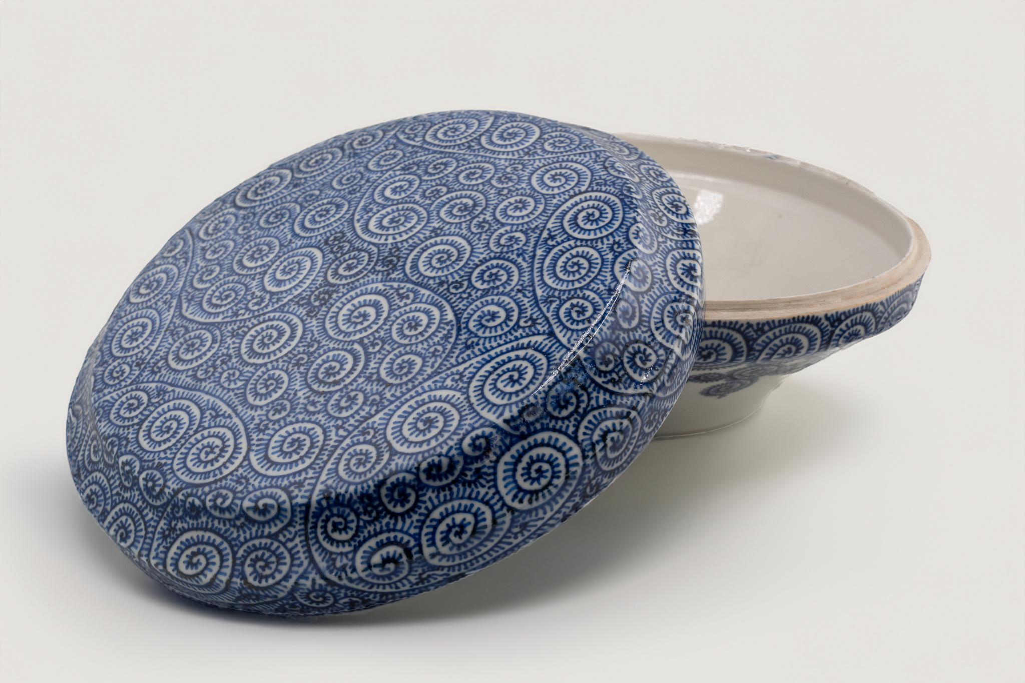 Old Imari ware, Octpus Arabesque pattern, lidded pottery（古伊万里 